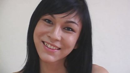 Terangsang kumpulan bukep rambut coklat bersenang-senang dengan dildo
